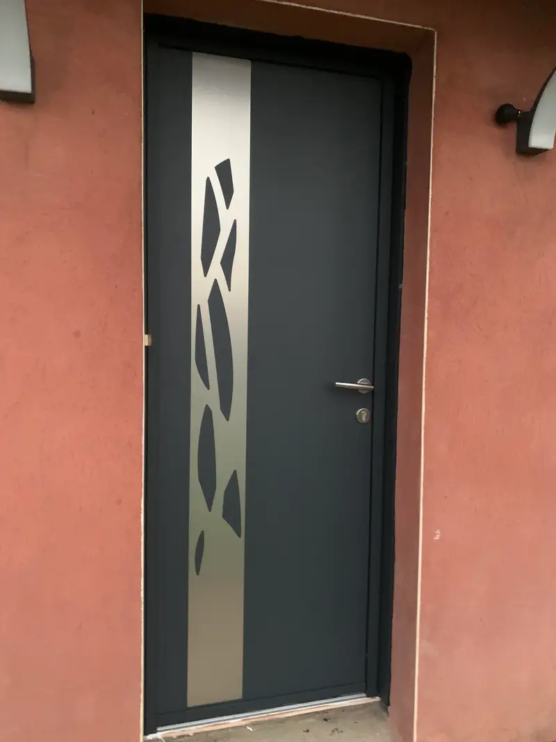 Après : porte d'entrée aluminium anthracite avec bande décorative