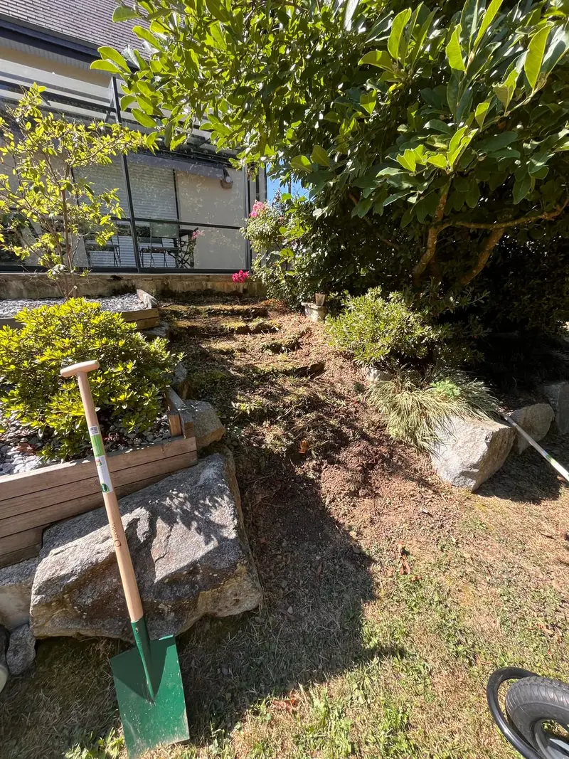 Avant : talus en pente sans accès entre la terrasse et le jardin