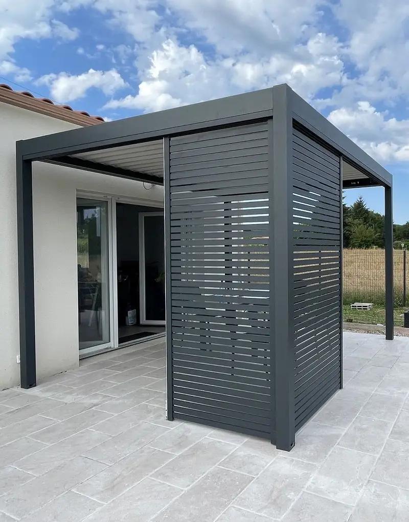 Pergola aluminium ouverte posée sur une terrasse