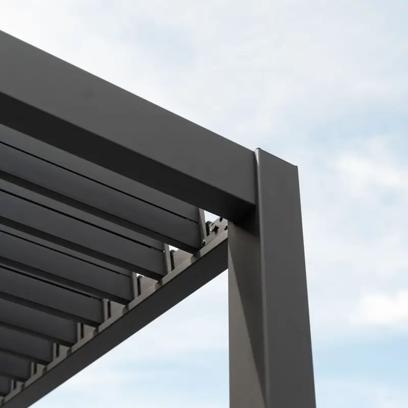 Détail d'un angle de structure aluminium de pergola contre le ciel