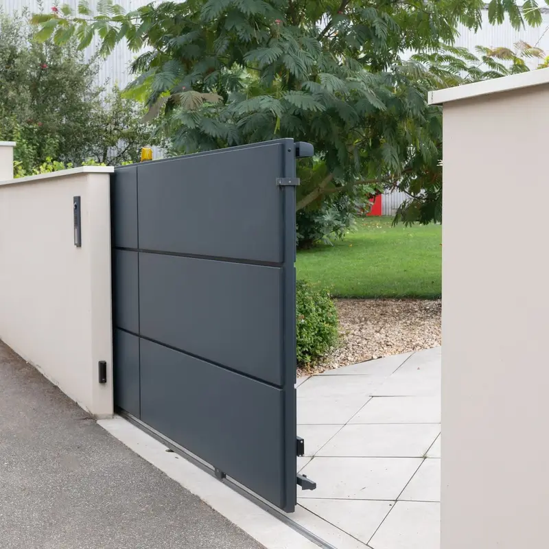 Détail de la motorisation d'un portail coulissant