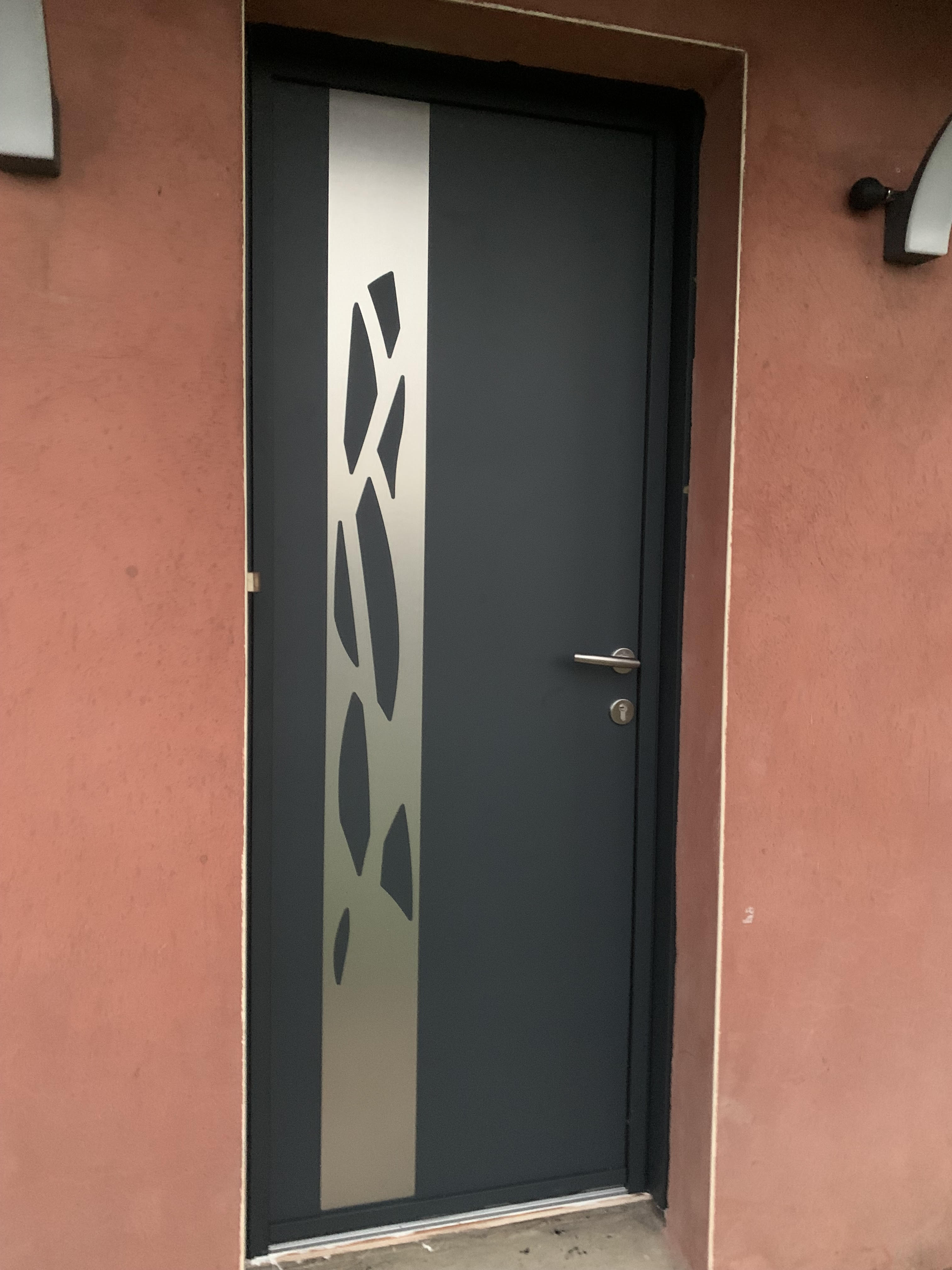 Porte d'entrée aluminium anthracite avec bande décorative