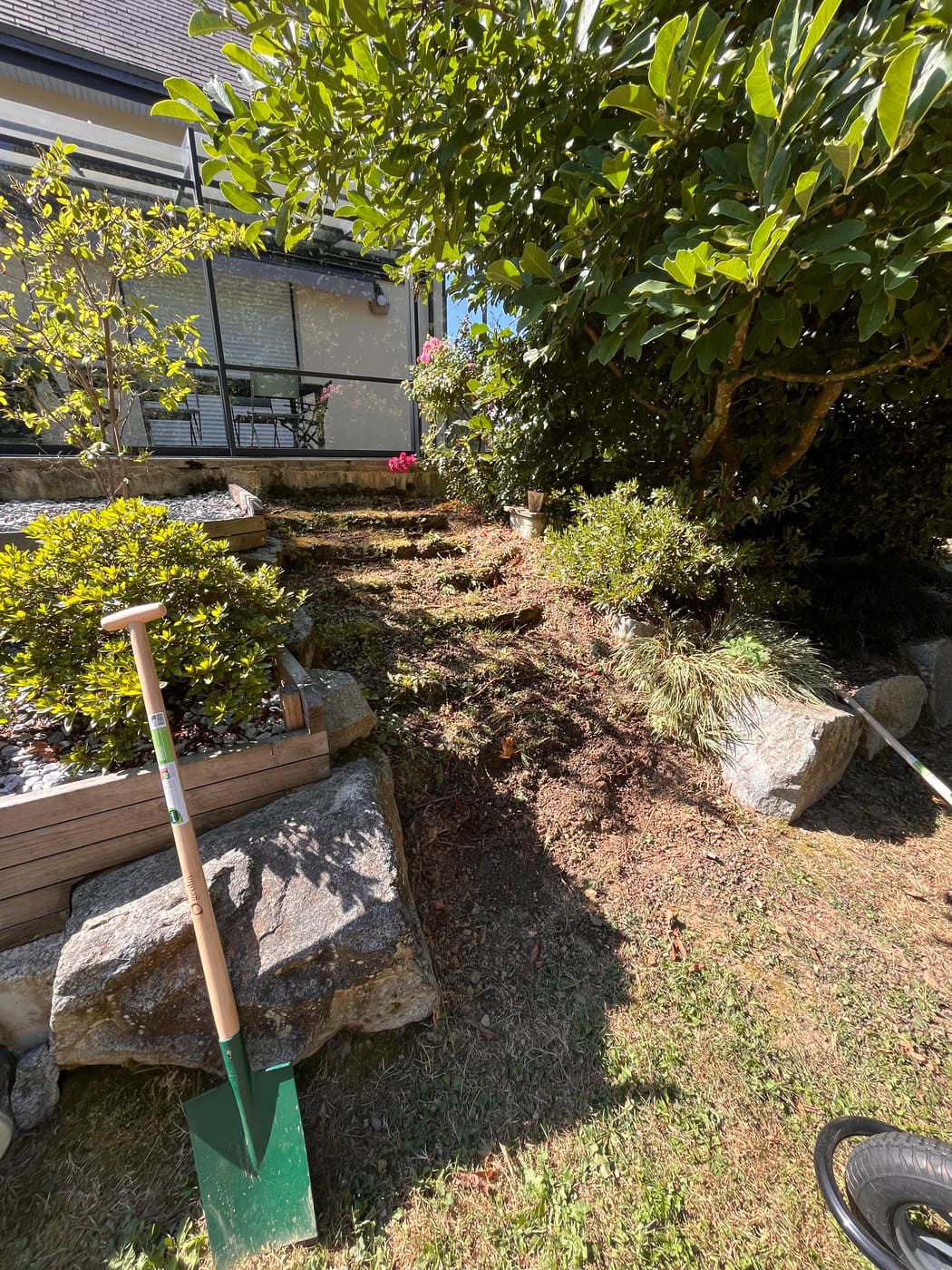 Avant : talus de jardin en pente, sans accès aménagé entre la terrasse et le jardin