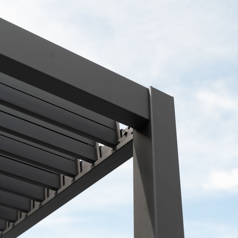 Détail d'un angle de structure aluminium de pergola contre le ciel