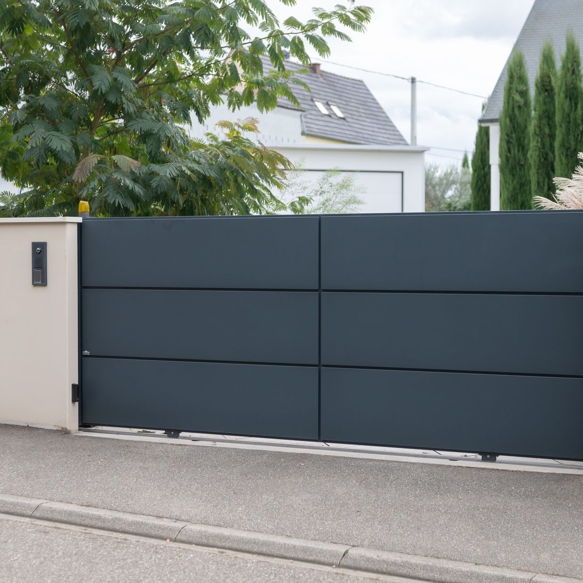 Portail coulissant aluminium anthracite fermé, vue de face