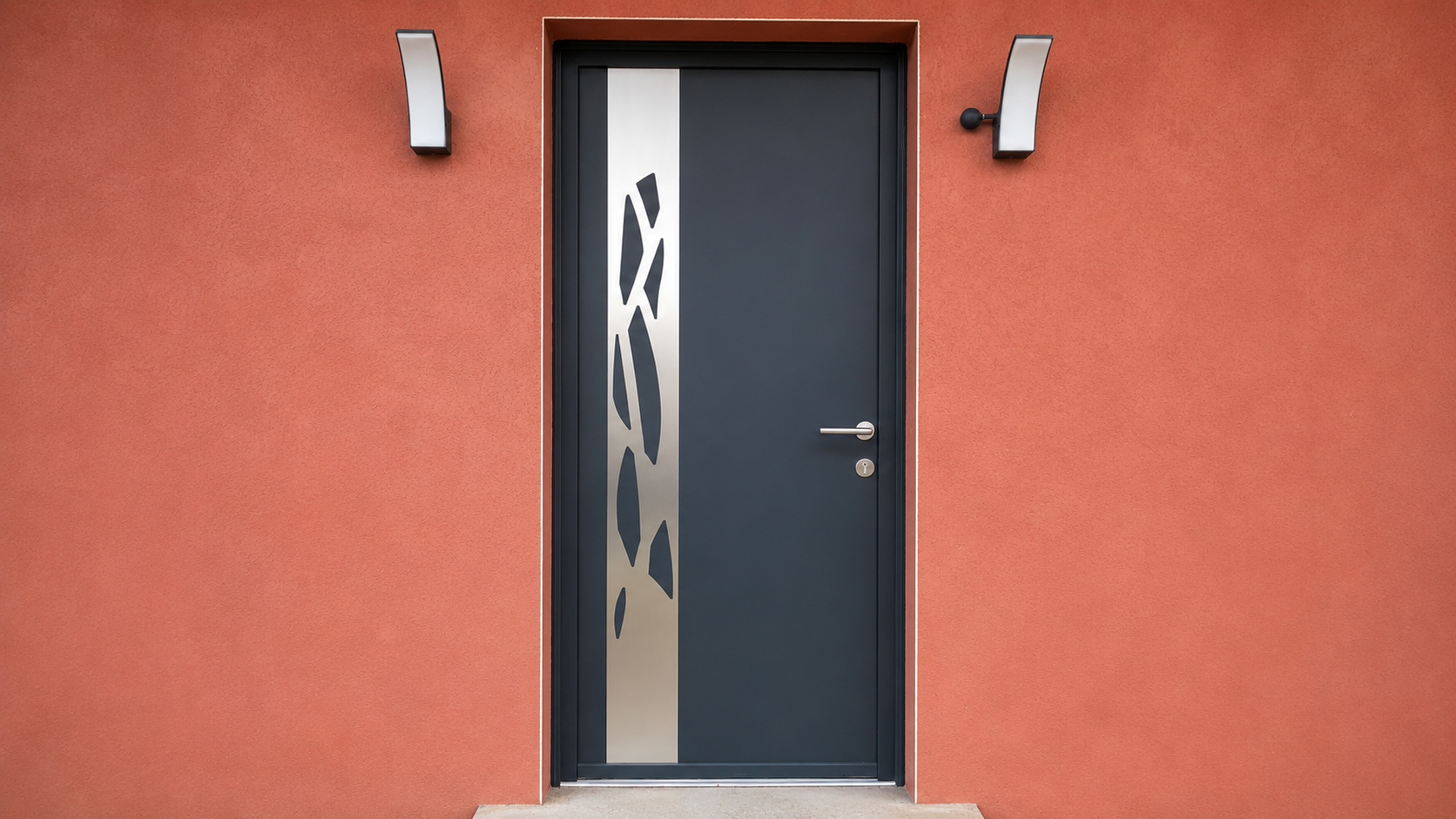 Porte d'entrée aluminium anthracite avec bande décorative sur une façade