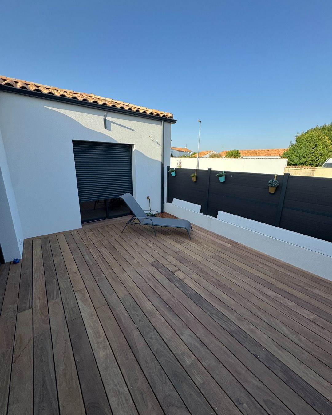 Terrasse bois avec bain de soleil et clôture aluminium