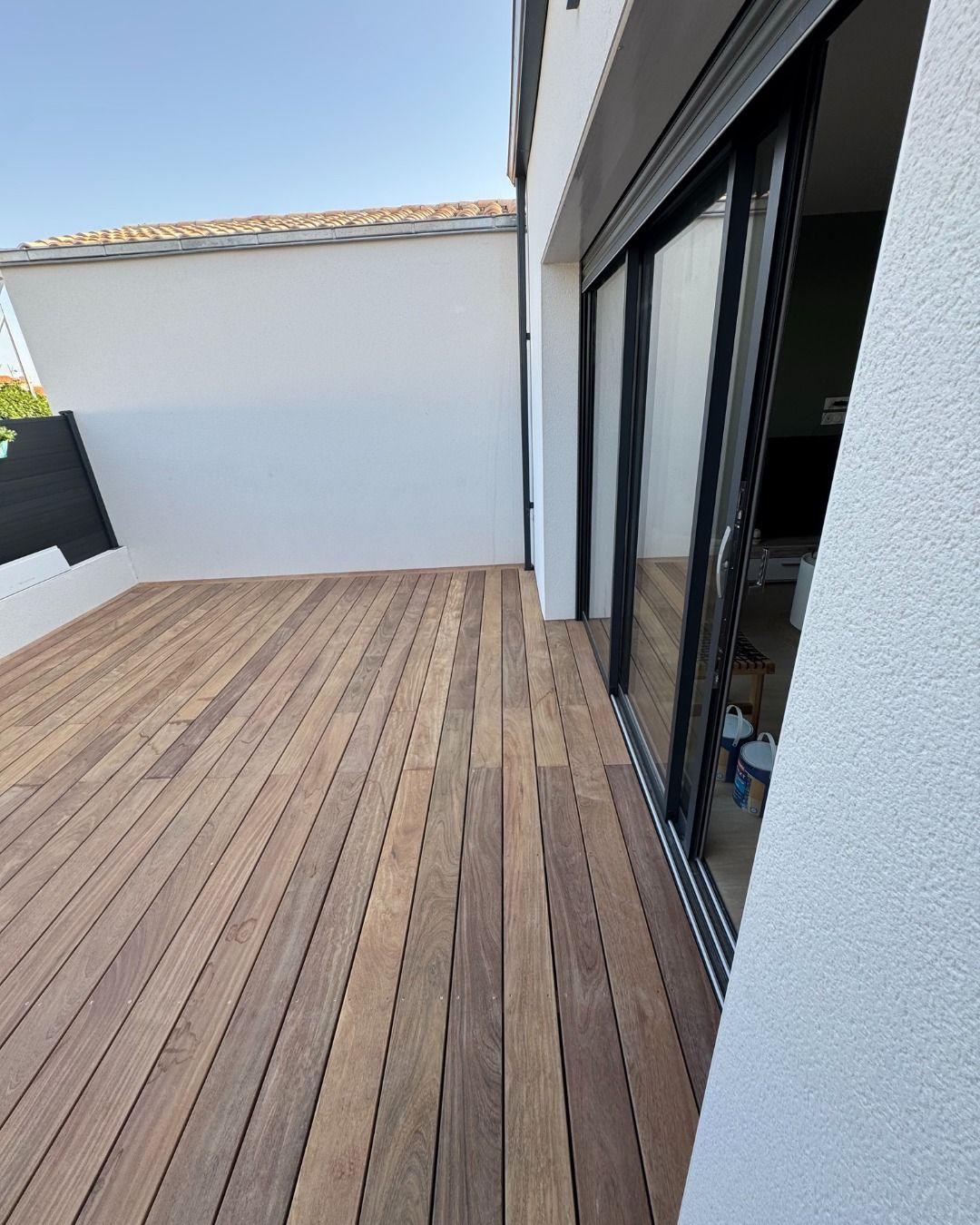 Terrasse en bois exotique terminée, accès à la baie vitrée aluminium